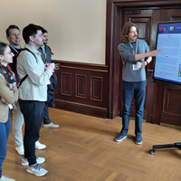 Diagram illustrating risk factors and complications associated with Type 2 Diabetes. On the left, risk factors include genetic predisposition, age, unhealthy diet, physical inactivity, high blood pressure, overweight/waist circumference, and smoking. On the right, complications include diabetic eye disease, kidney disease, nerve damage, foot syndrome, coronary heart disease, arterial occlusive disease, strokes, and depression. 'Diabetes Typ 2' is highlighted in the center as the connection between the factors.